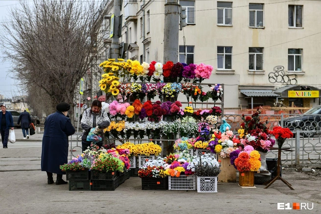 Кроме овощей и фруктов здесь можно купить искусственные цветы | Источник: Дмитрий Емельянов / E1.RU