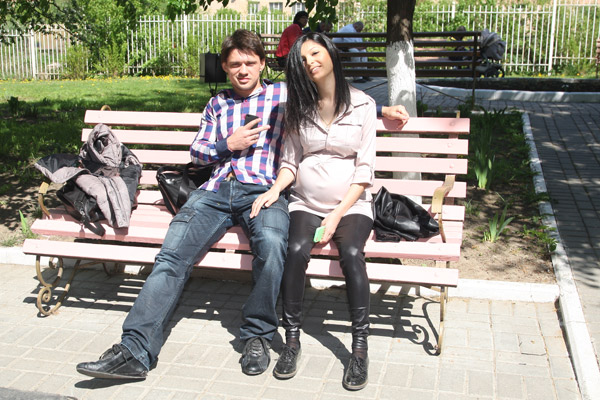 В ожидании Алианы Кабановы присели на скамейку у роддома