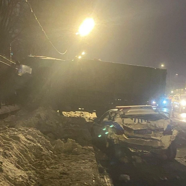 Смятая машина ГАИ, развернутые грузовики: замес на Пулковском собирает пробку | Источник: ДТП и ЧП | Санкт-Петербург | Питер Онлайн | СПб