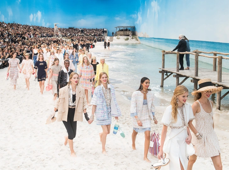 Босиком по песку: грандиозное шоу Chanel SS 2019 на пляже