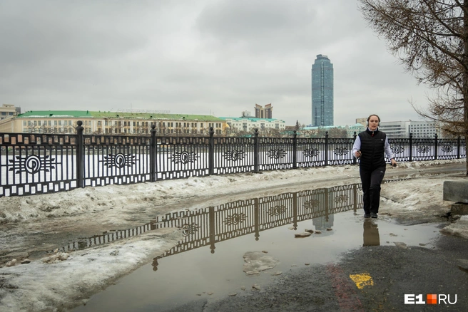 Впрочем, екатеринбуржцы не унывают и, не боясь ничего, выходят на пробежки | Источник: Владислав Лоншаков / E1.RU