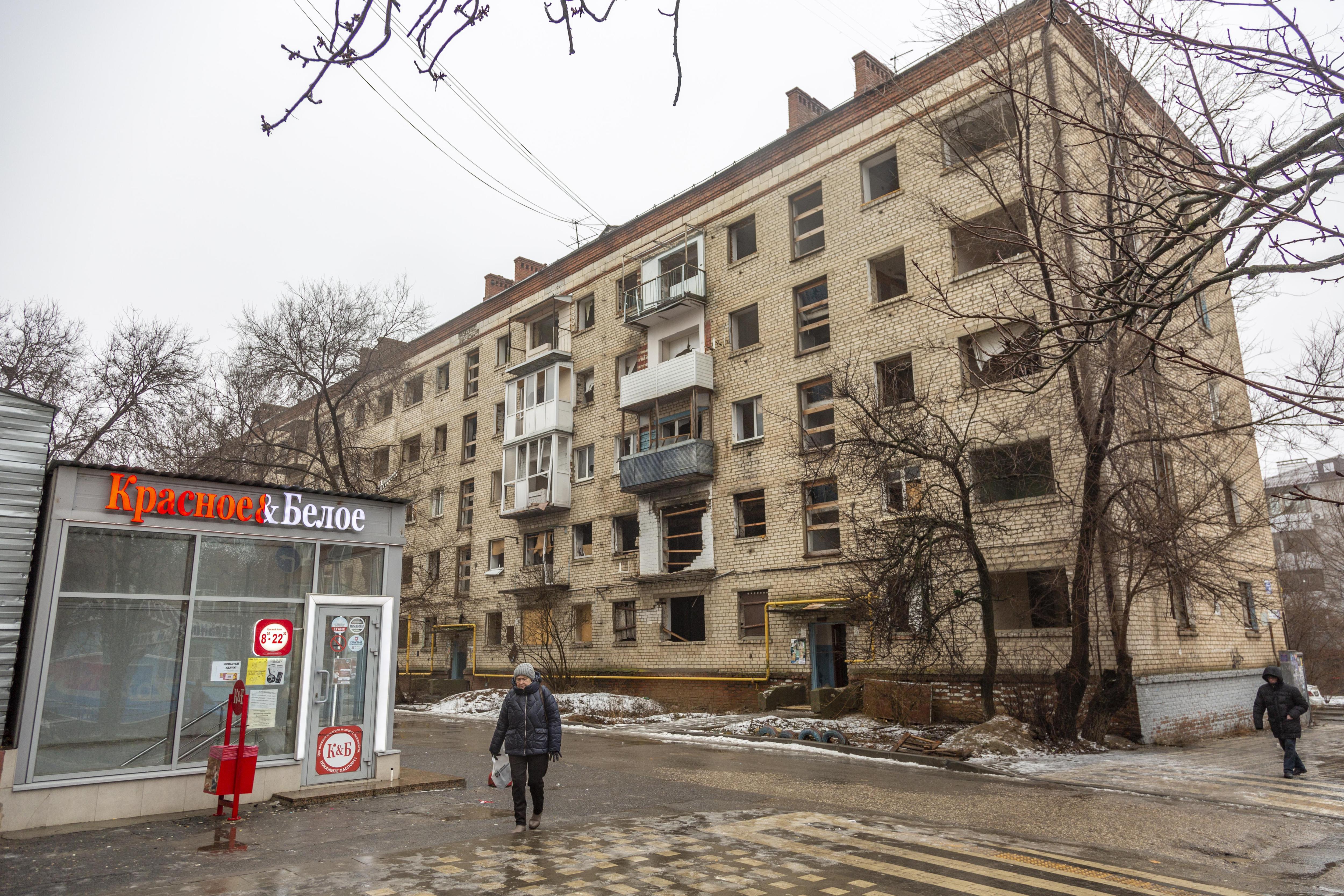В материалах суда алкомаркету также был нанесен ущерб взрывом. Правда, всего порядка на 37 тысяч за кондиционер и наклейки с пленками на стеклах | Источник: Константин Завриков / V1.RU