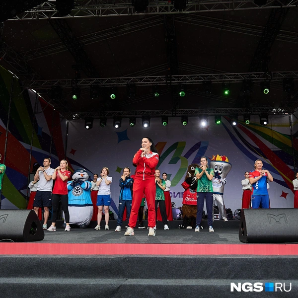 Утро началось с зарядки с чемпионами  | Источник: Александр Ощепков / NGS.RU