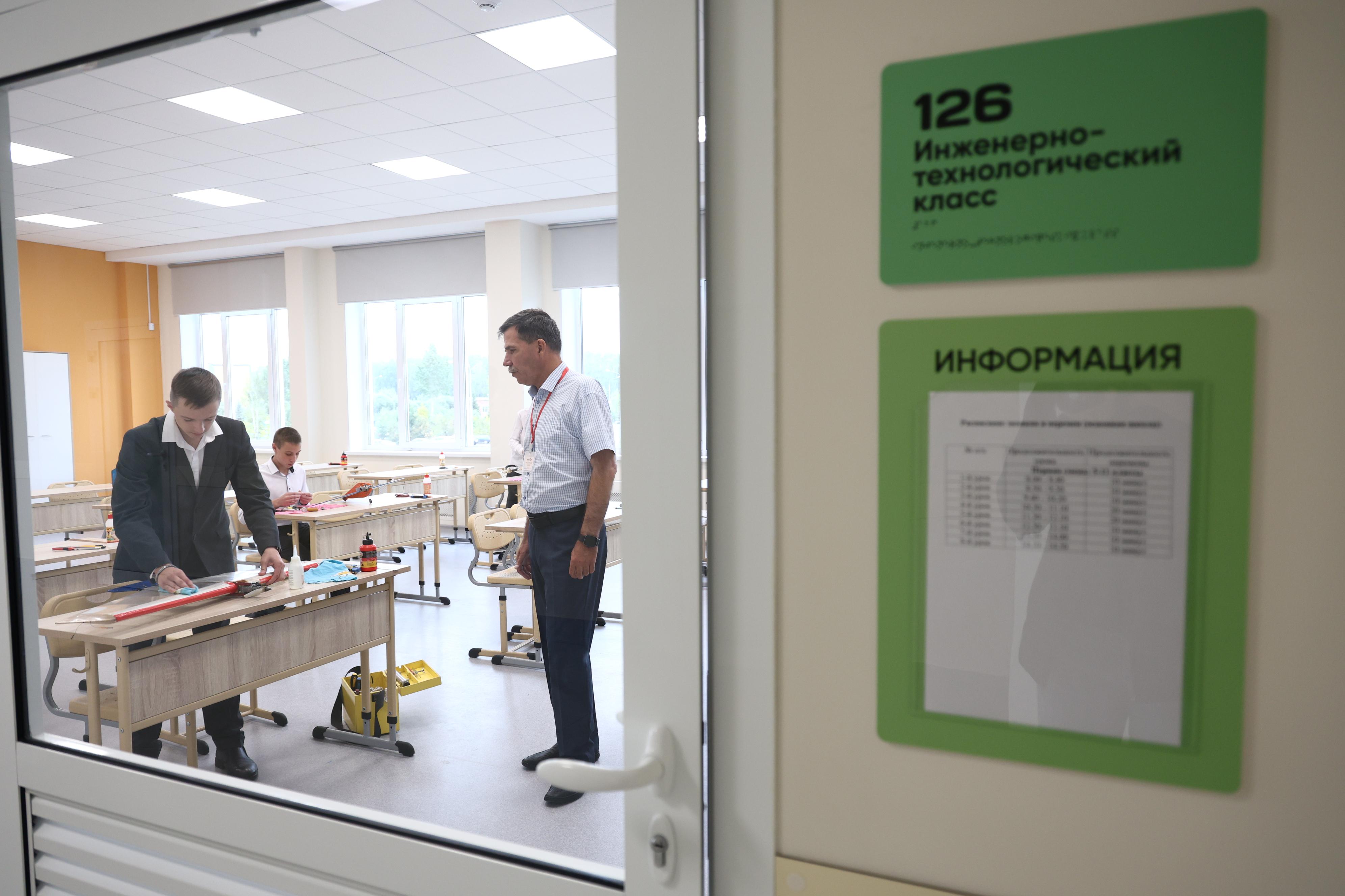 «1200 заявок на 120 мест»: в новой челябинской школе подача заявлений в 10 класс обернулась диким ажиотажем
