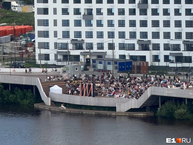 Десятки екатеринбуржцев собираются в амфитеатре жилого комплекса | Источник: читатель E1.RU