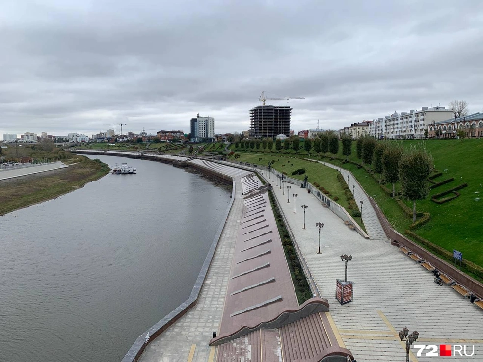 Если не смотреть на левый берег, то с этого ракурса даже кажется, что с водой всё не так уж и плохо | Источник: Никита Кифорук / 72.RU