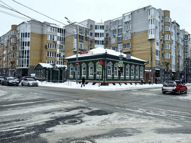 Многоэтажные жилые комплексы буквально нависают над старыми зданиями. | Источник: Павел Красоткин / 72.RU