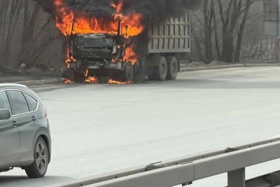 В Уфе на проспекте Салавата загорелся грузовик
