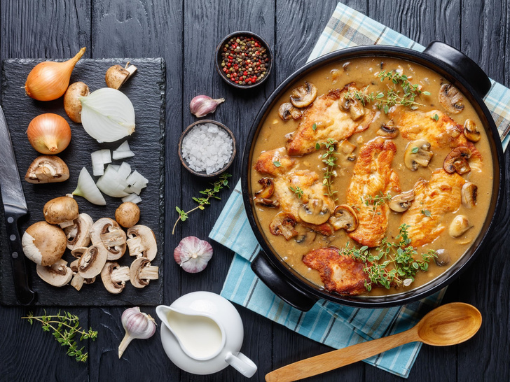 Ужин на всю семью: 5 лучших рецептов фаршированной курицы — с грибами, шпинатом и сыром