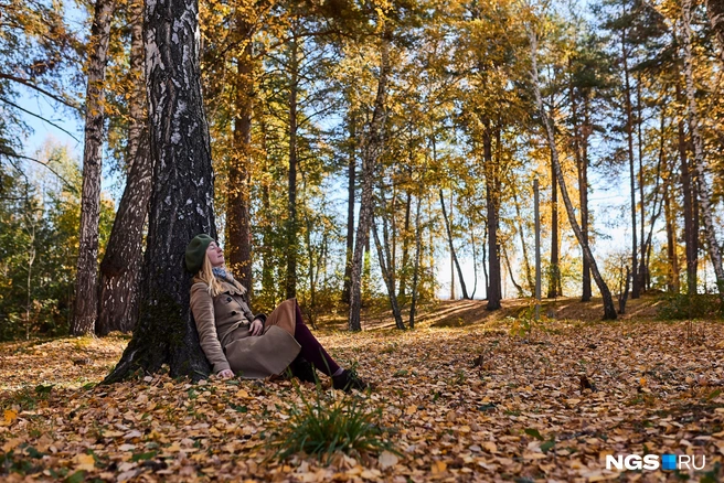 В теплую погоду можно посидеть с закрытыми глазами на земле | Источник: Александр Ощепков / NGS.RU