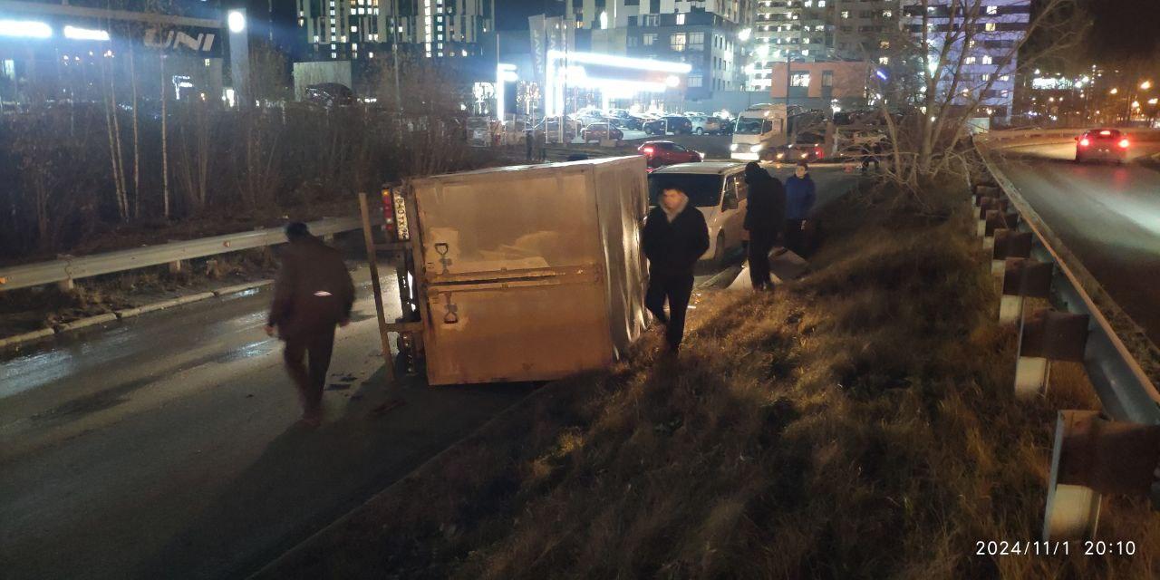 А мы предупреждали! В Екатеринбурге на обледенелой дороге опрокинулась «Газель»: фото