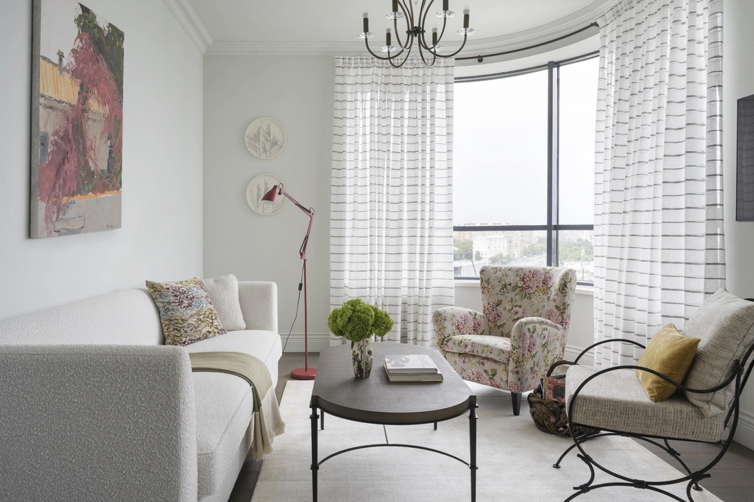 Диваны и кресла, Dantone Home. Ковер, Creative carpets. Гипсовые панно, Светлана Майорова. Картина, Наталья Родионовская. | Источник: Ольга Мелекесцева