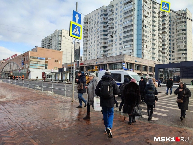 Рабочие чистят снег около станции | Источник: Екатерина Иванова / MSK1.RU