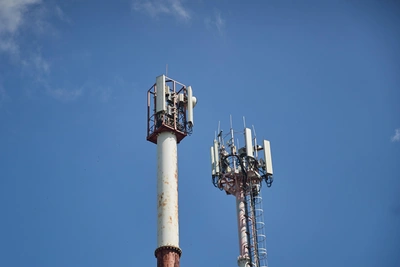 Житель Омска пожаловался на излучение от сотовой вышки на крыше