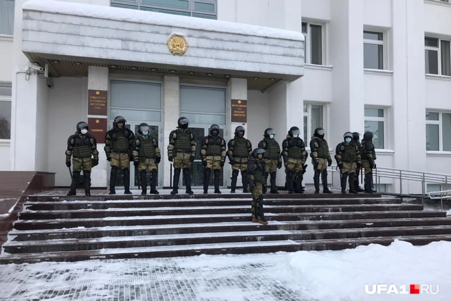 Подойти ко входу ближе, чем на шесть метров, росгвардейцы не разрешали