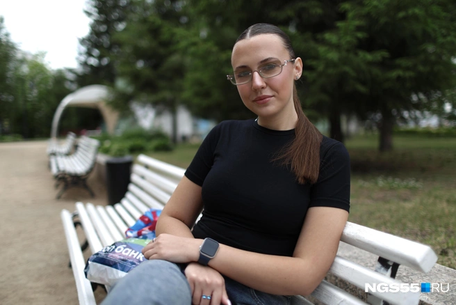 Девушка делает макияж бюджетной косметикой | Источник: Евгений Софийчук / NGS55.RU