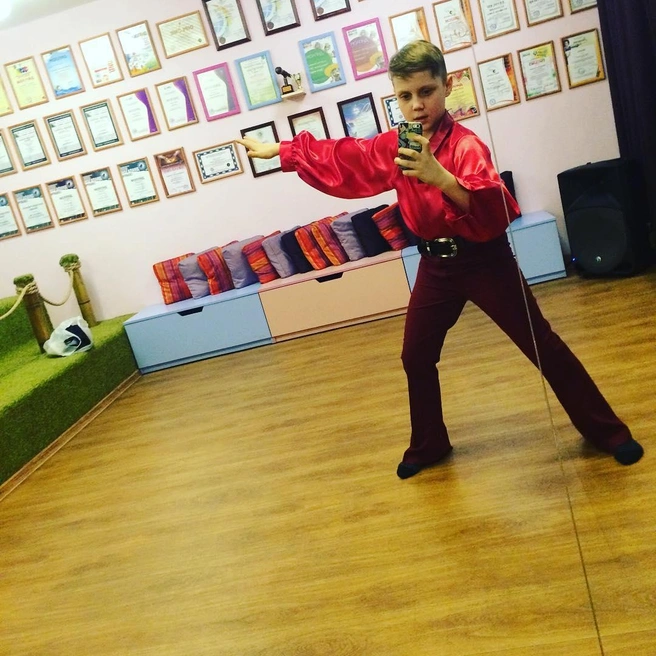 Дмитриенко играл трубадура | Источник: dmitrienko_vanya / Instagram (экстремистская организация, деятельность запрещена на территории РФ)