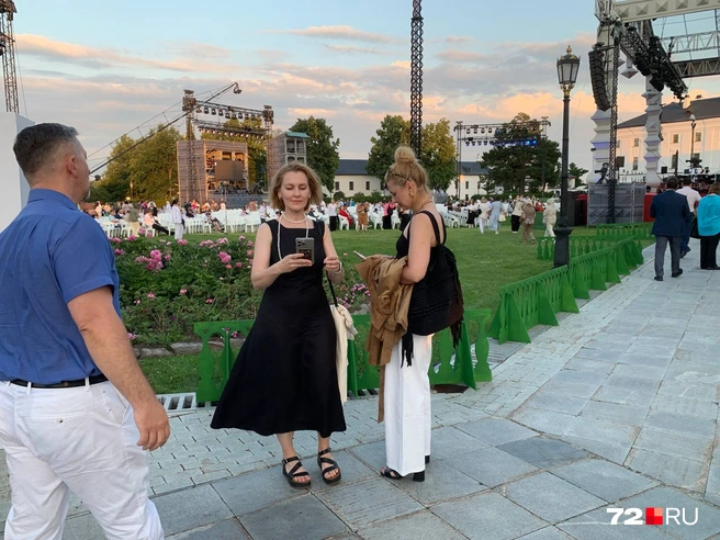 Вечная классика всегда в моде — черное платье и связка жемчужных бус | Источник: Полина Перепелица / 72.RU
