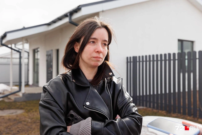 Вероника Распопова считает, что поскольку их подрядчик сам установил цены и сроки, то винить в случившемся он может только себя | Источник: Ирина Шарова / 72.RU