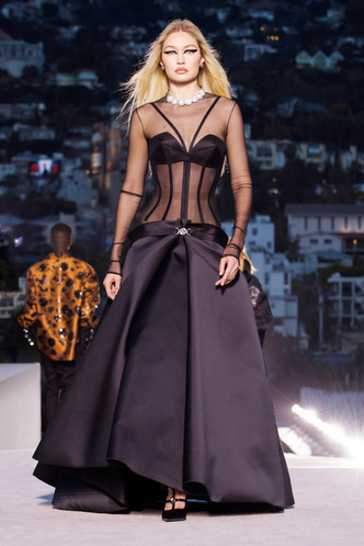 Осень-зима 2023/24 в стиле Versace: повторяем трендовые образы с модного показа