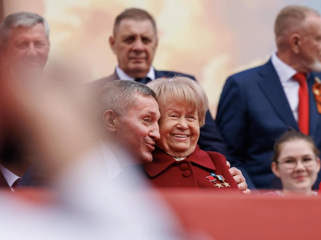 Губернатор Андрей Бочаров был особенно рад визиту Пахмутовой. | Источник: Алексей Волхонский / V1.RU