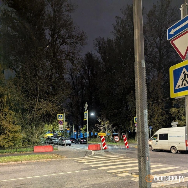 Огромная яма у дома. СК начал проверку после провала грунта в Выборгском районе | Источник: читательница «Фонтанки» Мария