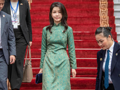 Первая леди Кореи пропала после скандала из-за подаренной ей сумки Dior