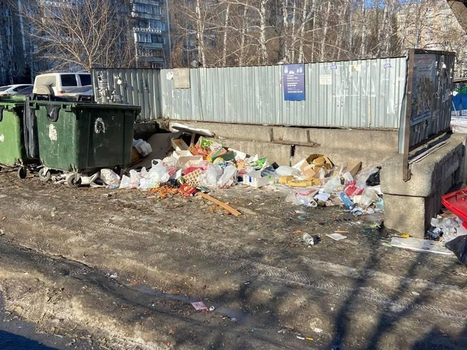 На снимке — переполненная контейнерная площадка у дома на проспекте Победы, 337-а, фотография сделана в выходные дни. | Источник: читатель 74.RU