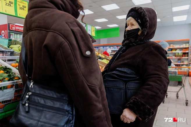 Эта женщина получает среднюю пенсию. Она говорит, что основные расходы у нее&nbsp;— это коммуналка, лекарства и продукты. А у вас как? | Источник: Ирина Шарова / 72.RU