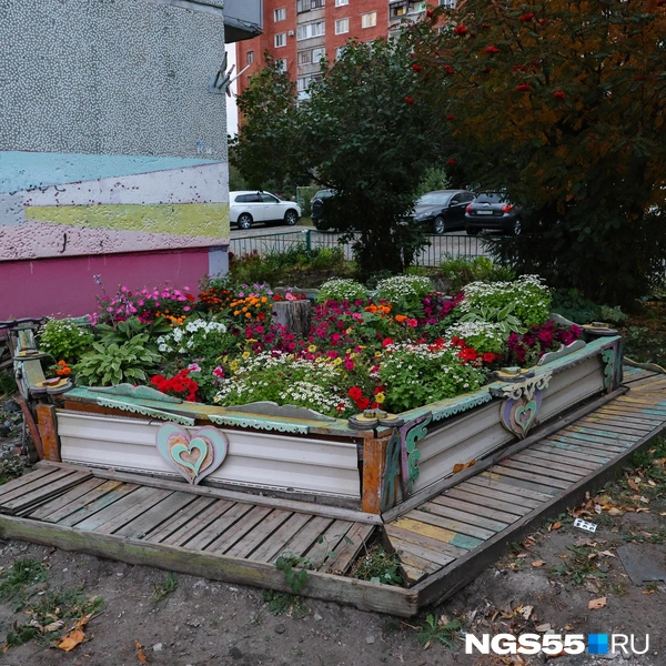 Местами конструкция обветшала, но яркие цветы спасают положение | Источник: Евгений Софийчук / NGS55.RU