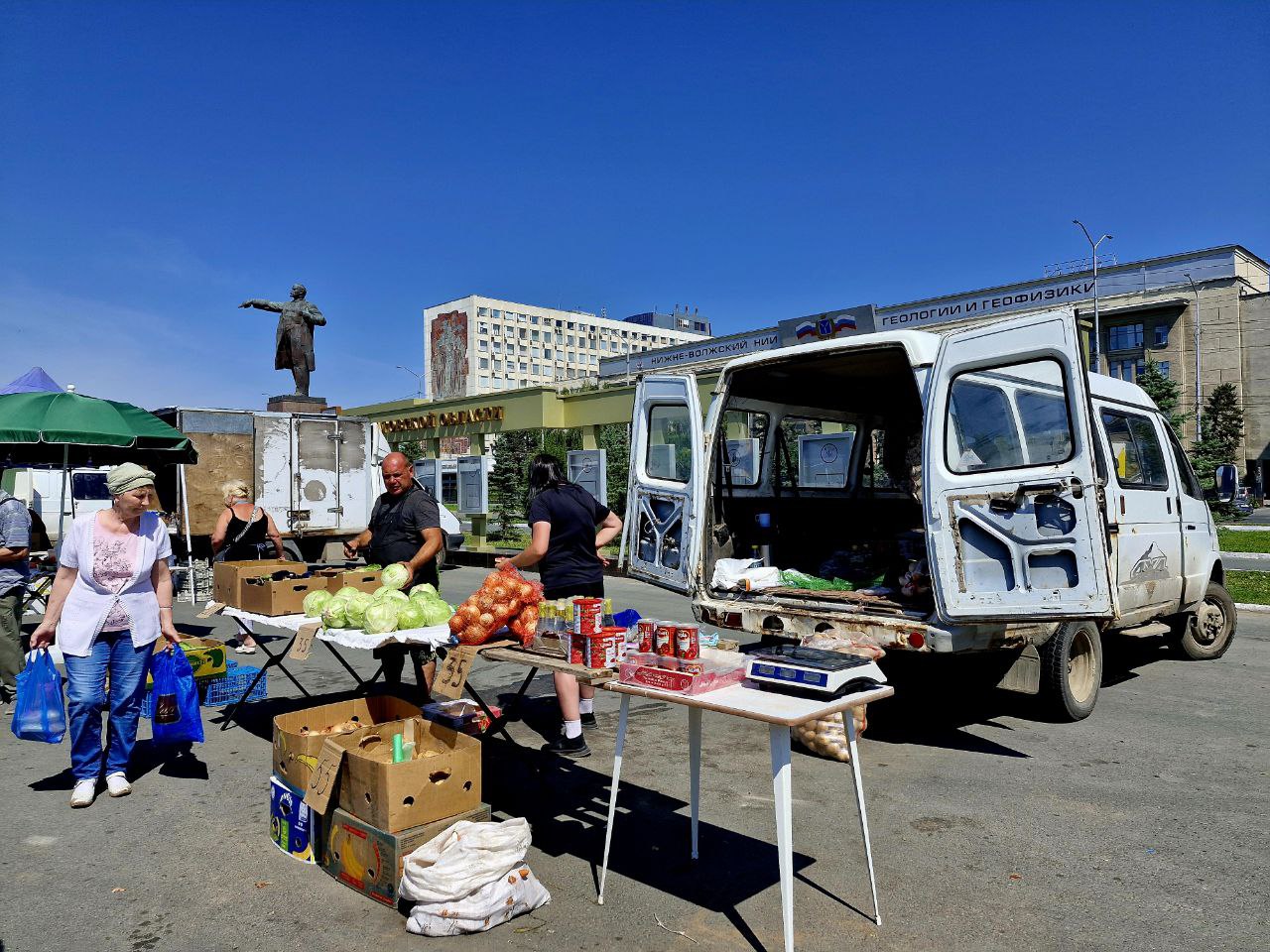 Что можно купить на ярмарке «выходного дня» на Театральной площади Саратова  - 7 июля 2024 - 164.ру