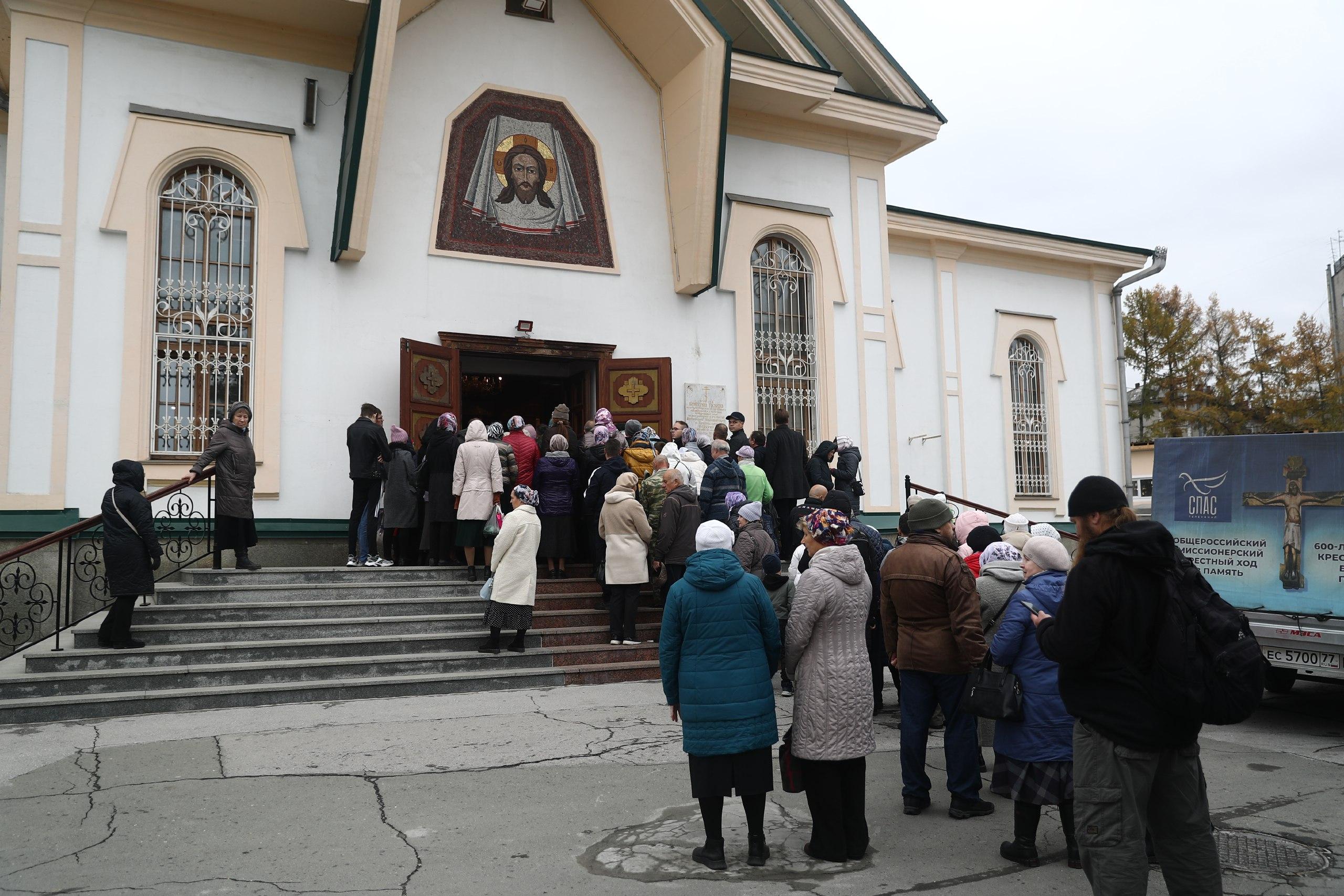 В Новосибирск привезли копию Годеновского креста - 17 октября 2023 - НГС.ру