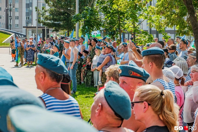 На бульваре собралось много людей в тельняшках | Источник: Тимофей Калмаков / 59.RU