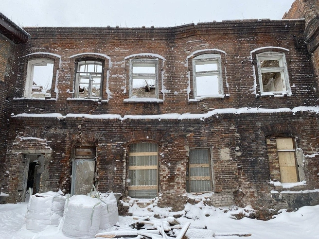 Всё это время внутри здания скапливался мусор | Источник: Ирина Господаренко / NGS22.RU