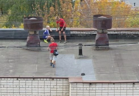 Рязанские мальчишки устроили футбольный матч на крыше | ya62.ru