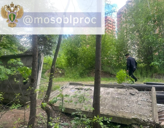 Бетонный забор упал на мальчиков, которые гуляли рядом со стройкой | Источник: Прокуратура Московской области / T.me