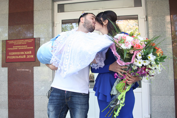 Помимо страстного поцелуя, Алиана получит от мужа квартиру