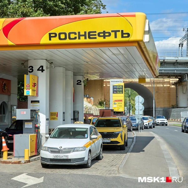 Атмосфера напряженная: водители переживают: вдруг перед их носом бензин закончится | Источник: Дмитрий Толстошеев / MSK1.RU