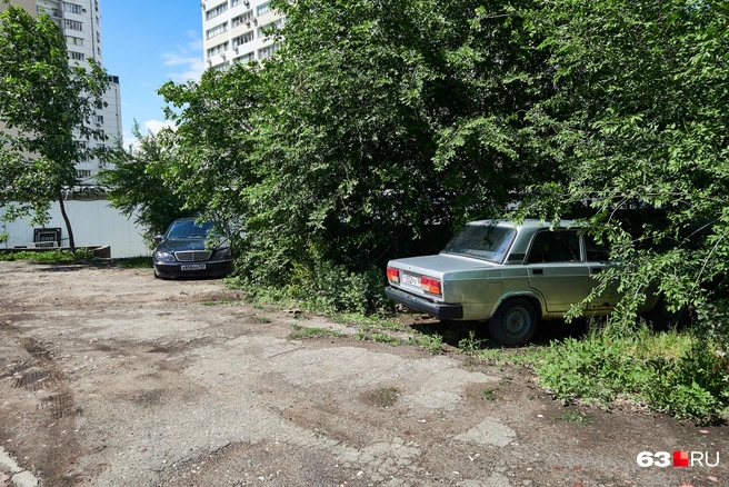 Работники торгового ряда на Маяковского паркуют автомобили в тени | Источник: Роман Данилкин / 63.RU