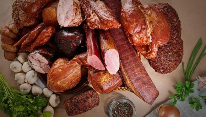 Мясная тарелка — традиционная закуска, без которой новогодний стол будет выглядеть неполным | Источник: «Фирменный Нерчинский»