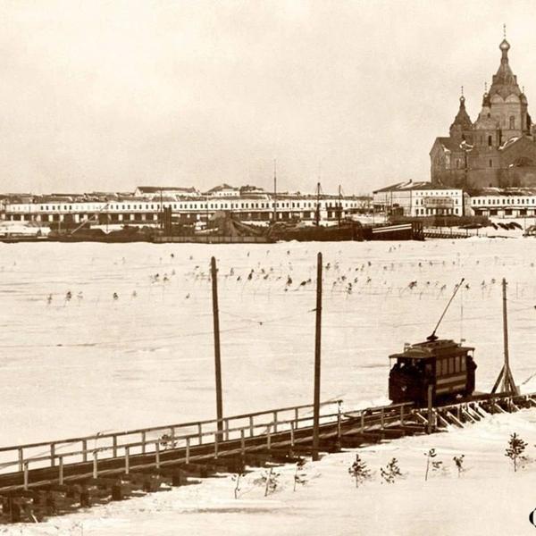 Редкий кадр ледовой дороги на Стрелке | Источник: Русский музей фотографии