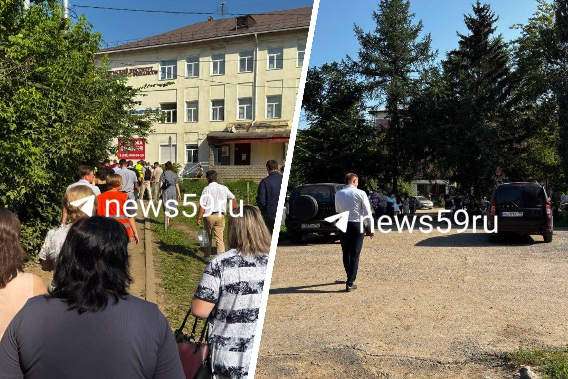 Эвакуация людей на улице Дзержинского в Перми: пожарные и скорая на месте