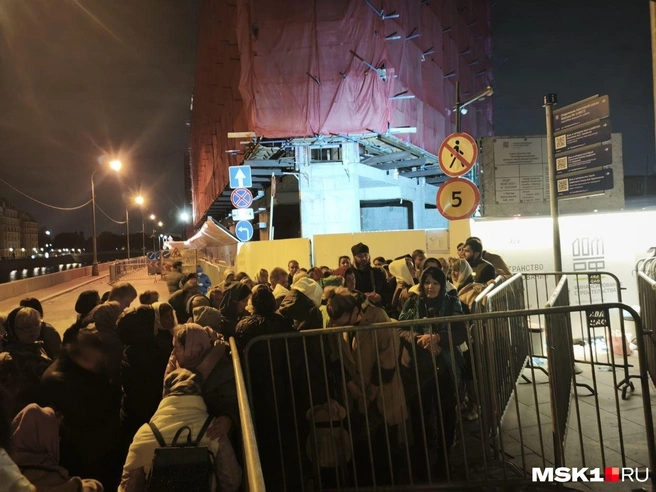 Верующие терпеливо стоят у заборов | Источник: Михаил Мечев / MSK1.RU
