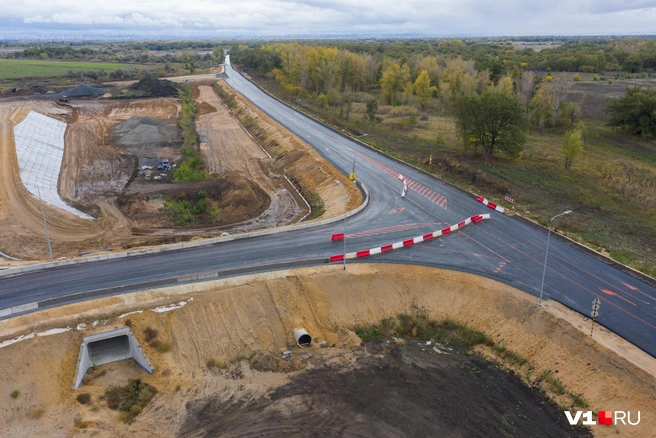 За последние годы в пойме происходило много строительных работ. Например, строительство трассы от Средней Ахтубы до Краснослободска | Источник: Алексей Волхонский / V1.RU