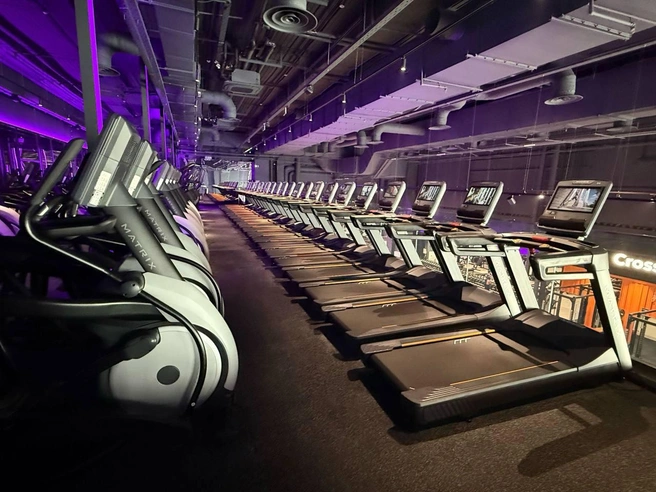 Хотели бы устроить себе тренировку в таком зале? | Источник: DDX Fitness