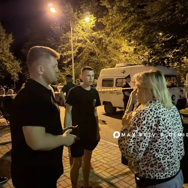 Где-то мэры, оказывается, лично выезжают на места атак и общаются с жителями (слева&nbsp;— глава Белгорода Валентин Демидов) | Источник: Валентин Демидов / max.ru