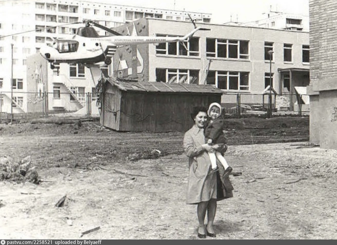 1981–1982 годы. Детский сад «Вертолетный» на Добровольского. Ми-1 стоял на этом месте много лет, сейчас его уже нет | Источник: pastvu.com