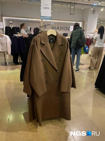 Двубортное пальто за 14&nbsp;999 рублей | Источник: Алёна Золотухина / NGS.RU 