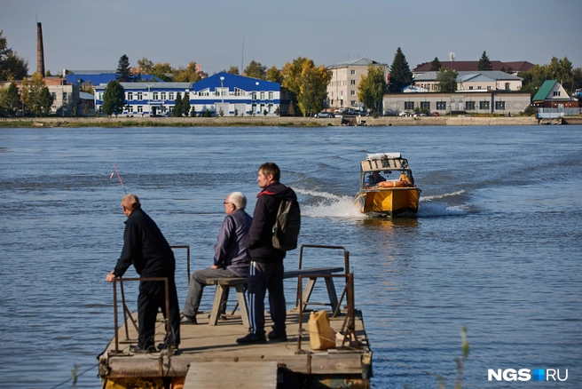 Альтернативой парому выступает «маршрутка»: легкая моторная лодка, хозяин которой перевозит пассажиров за 100 рублей. Желающих, судя по стихийной перехватывающей парковке, немало. | Источник: Александр Ощепков / NGS.ru