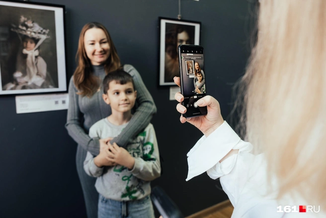 Авторы работ и посетители с удовольствием фотографировались на фоне экспонатов | Источник: Евгений Вдовин / 161.RU